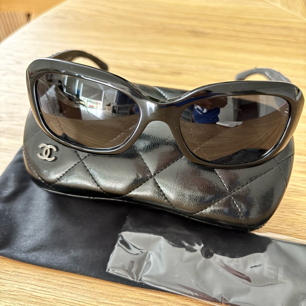 CHANEL Black Oversized Sunglasses with Tweed Temples - Picture 2 of 9